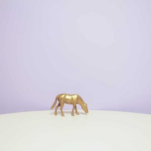 bronzen grazend paard