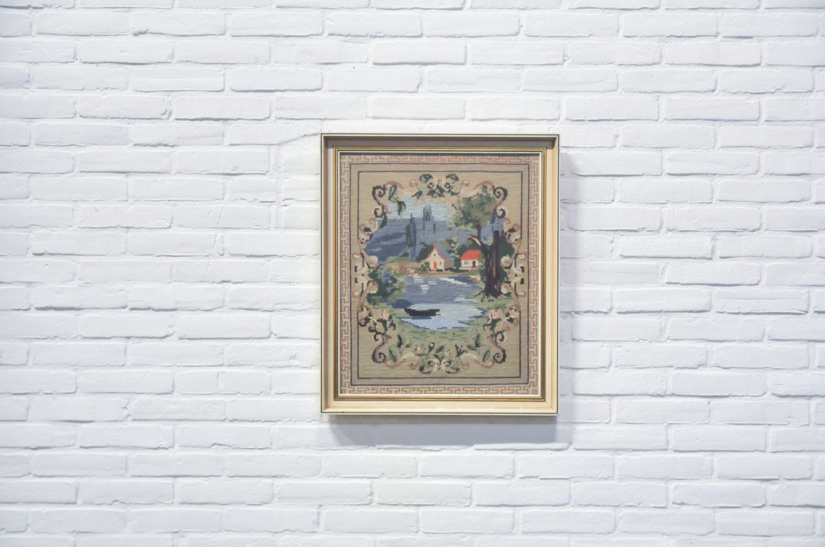 beige lijst geborduurd huisje meer